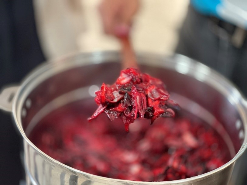 分批放入砂糖後,洛神花隨著小火慢慢熬煮,開始出水,變軟爛,離果醬只有一步之遙。