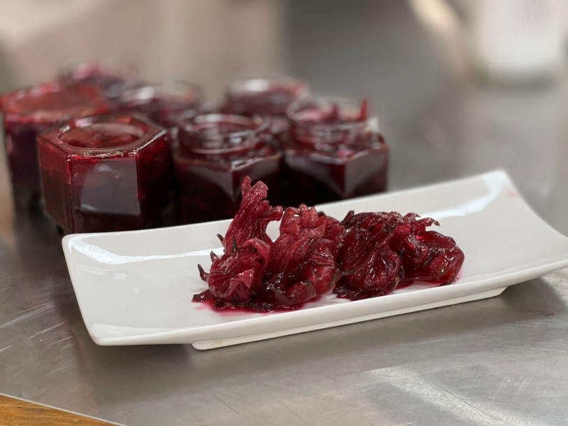 煮完果醬,順便品嘗招待的洛神花蜜餞,脆口酸甜,非常適合與紅烏龍配著吃。