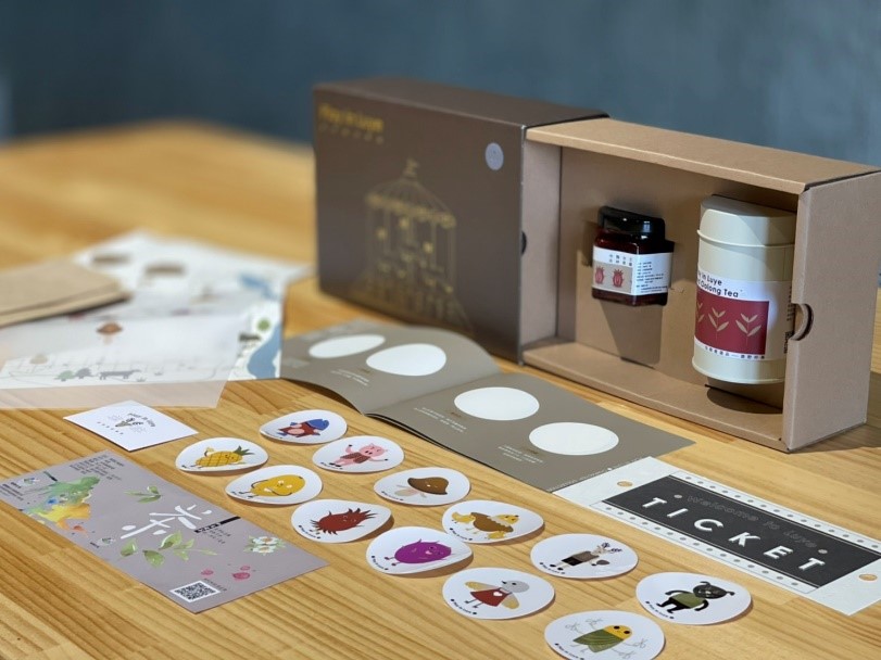 紙盒裡的空茶罐放進自己摘採做好的紅烏龍，玻璃瓶裝滿了洛神花果醬，滿滿的鹿野印象都化為具象。