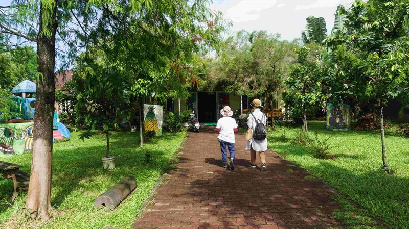 許媽媽帶領我們前往農民教室，裡頭空間夠、用途廣。