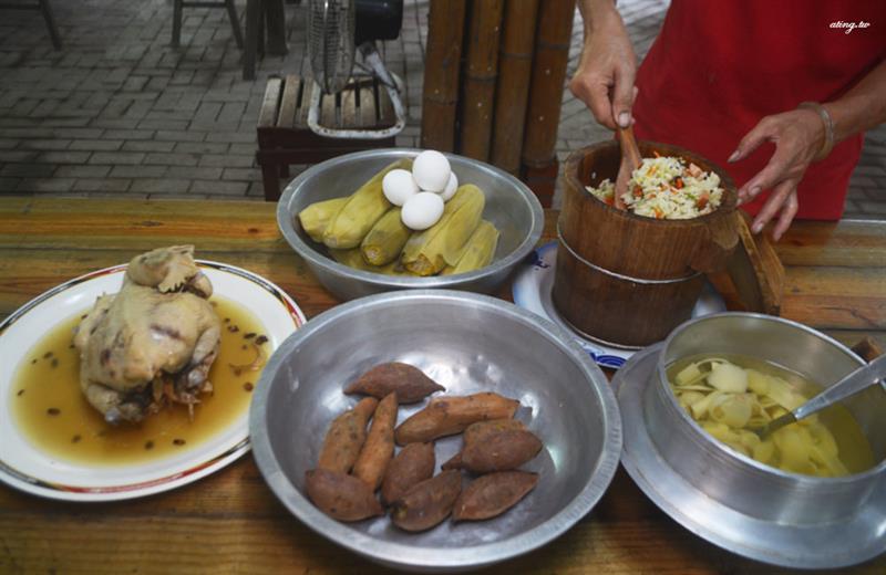 古早味高麗菜飯(素)、筍子湯加入素丸(素)、焢窯蕃薯、玉米、土窯雞、雞蛋，吃得出食物的原味。