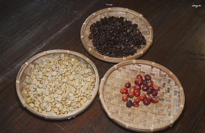 農場自己有種咖啡樹，採水洗式再曬乾，可以預約Coffee DIY， 手工烘焙咖啡豆，深中淺都有，建議高中以上者參與。