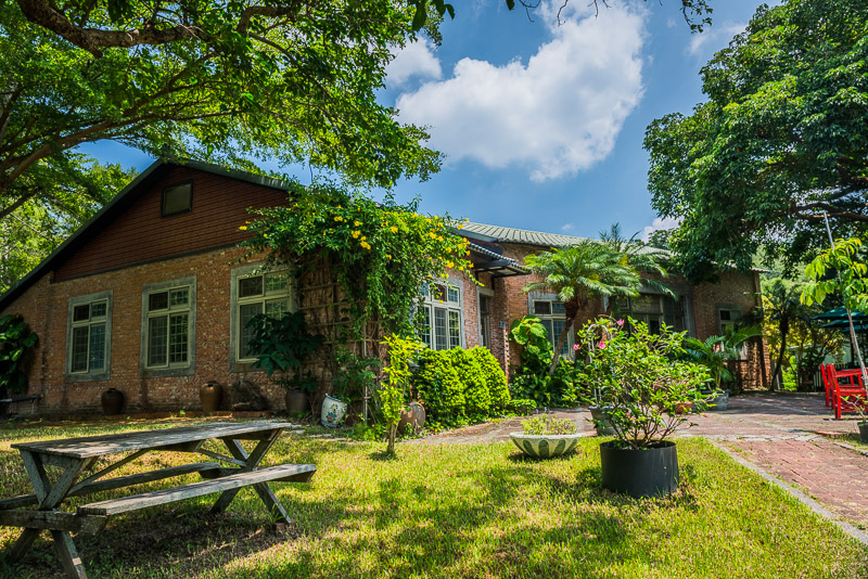 被草木包圍的餐廳。