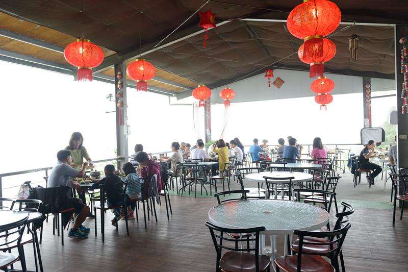 起霧了，將外面的風景蓋上一片白茫。