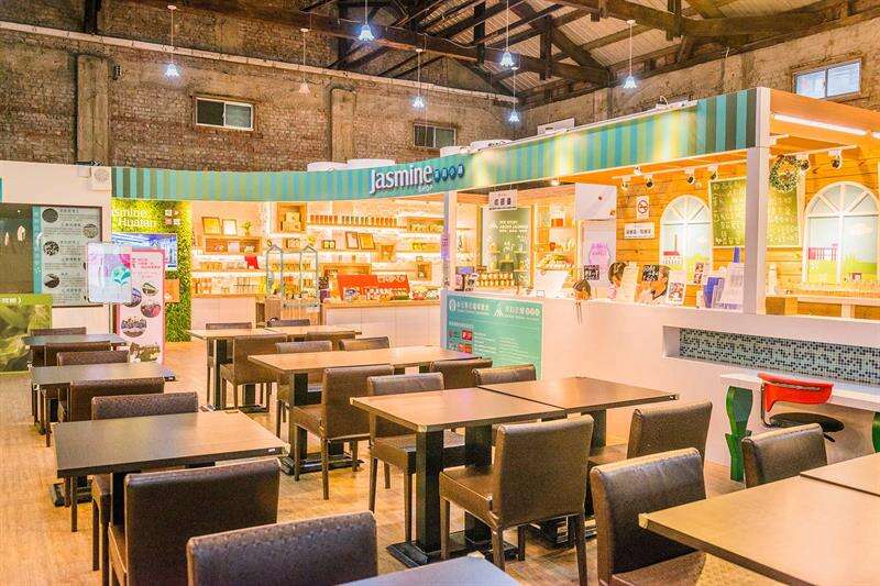 供用餐、喝飲料的座位區。