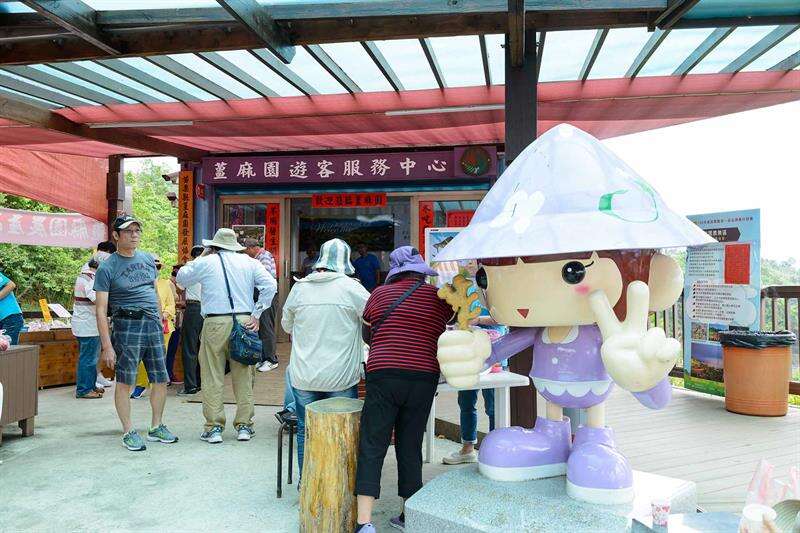 薑麻園遊客中心就在停車場旁，有許多遊客往來。