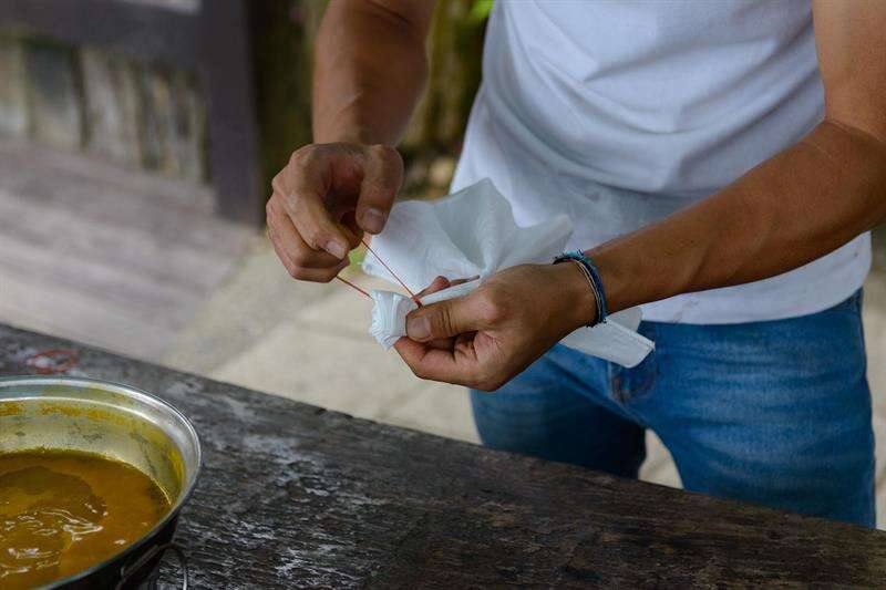 用橡皮筋綁布，綁出不同的花樣。