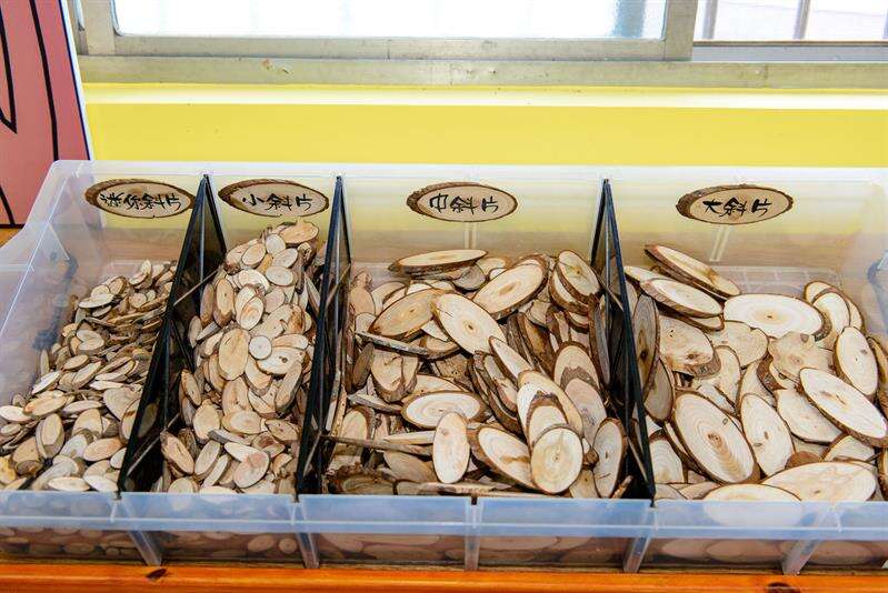 老闆把所有的小材料全部都切好，分類擺放。