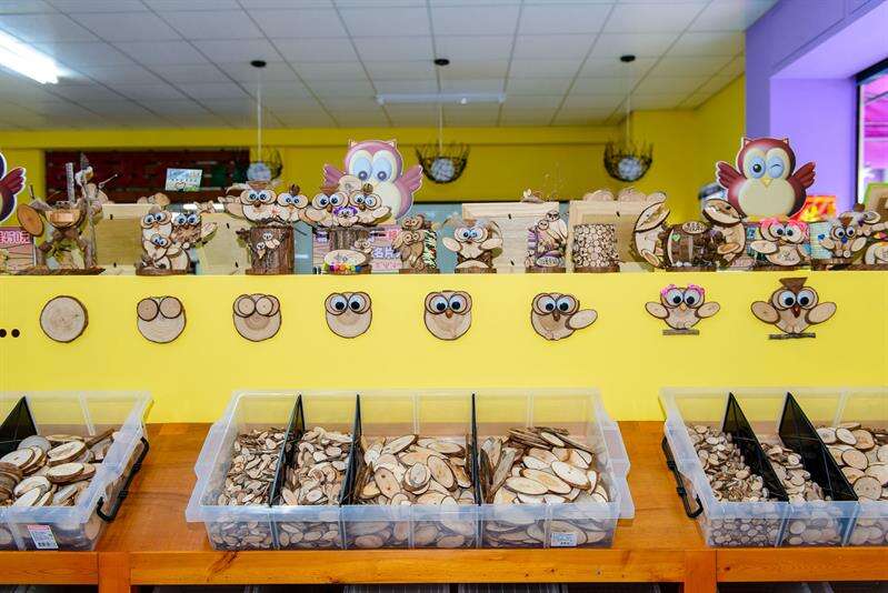 通常完成一隻貓頭鷹需要10種以上的材料，老闆已細心分類好方便取用。