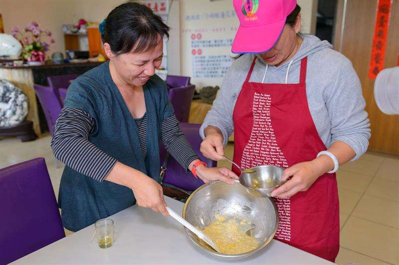 手工體驗如何製作蓮花脆餅。
