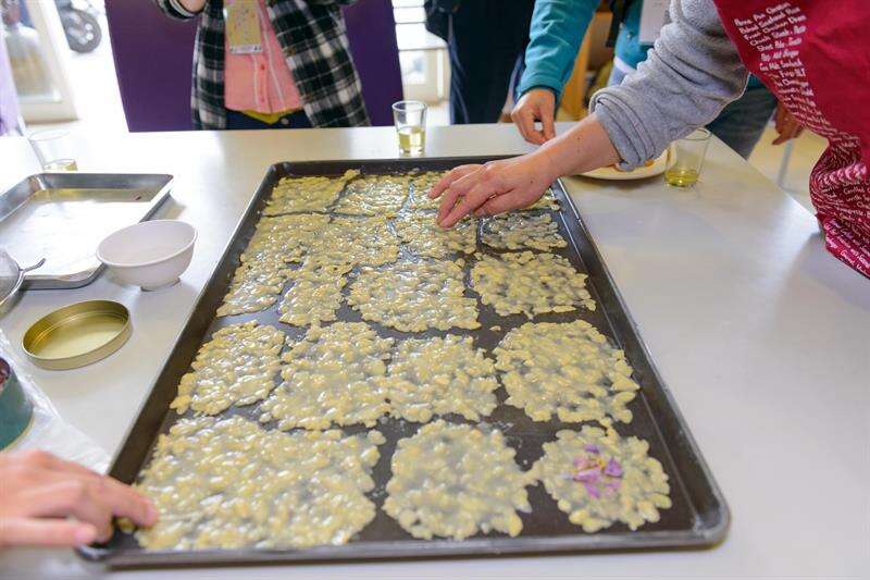 花粉、花蕊加上杏仁及奶油等食材攪拌後，分塊鋪平在烤盤上。