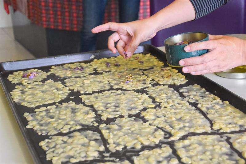 上完麵糊後，再撒上農場種植的乾燥蓮花。