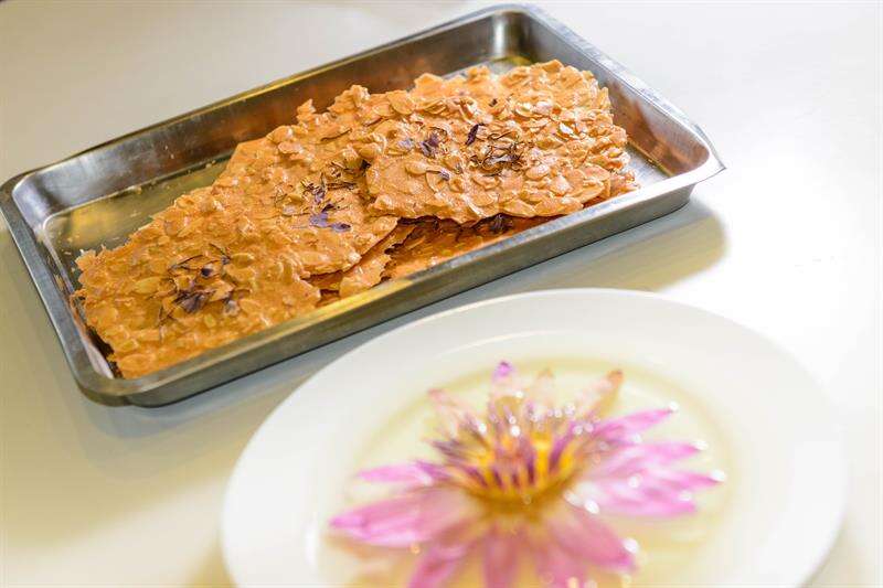 享用蓮花脆餅及蓮花茶。