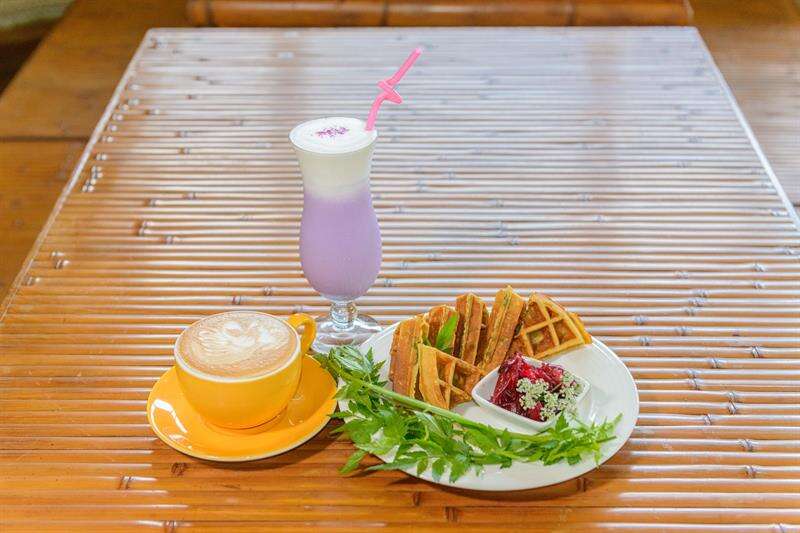 下午茶則以當地食材入味的水芹菜鬆餅為主,滋味別於一般坊間口味,極具特色。