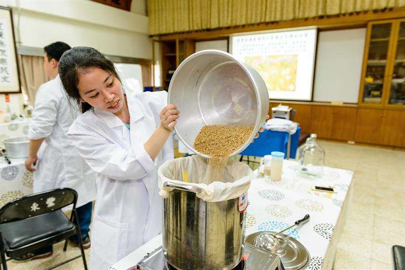 糖化第一步是將熱水加熱至攝氏50度，接著把碾製後的小麥倒入鍋內，持續加熱至攝氏68度。