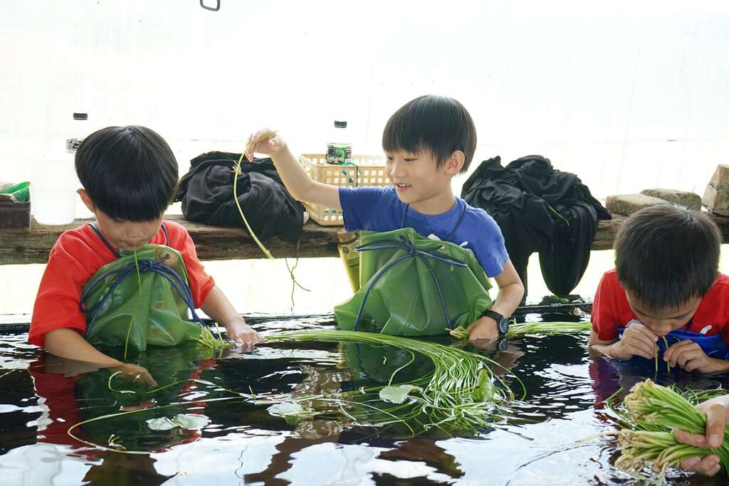 小朋友相當投入，還可以在水中吹泡泡