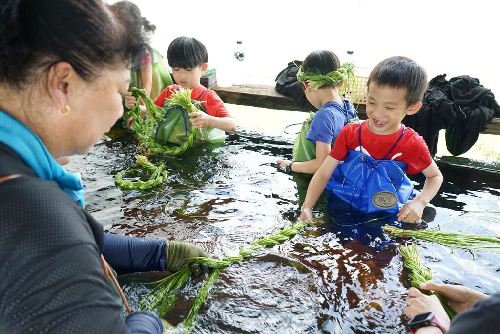 聽到可以玩水孩子們都躍躍欲試