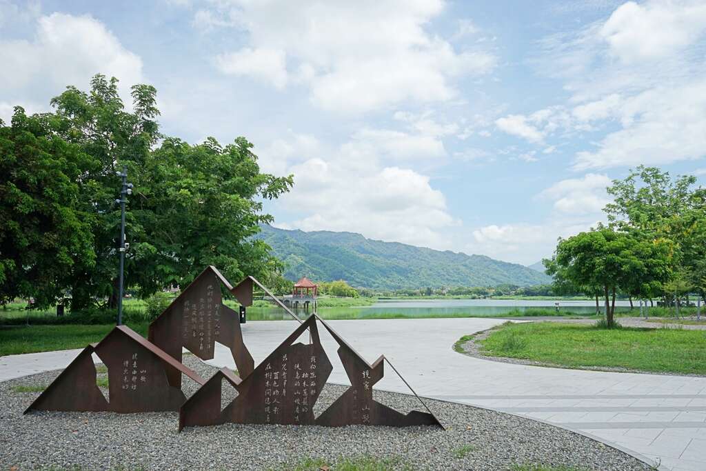 美濃湖山型裝置藝術上有鍾理和的著作《親家與山歌》