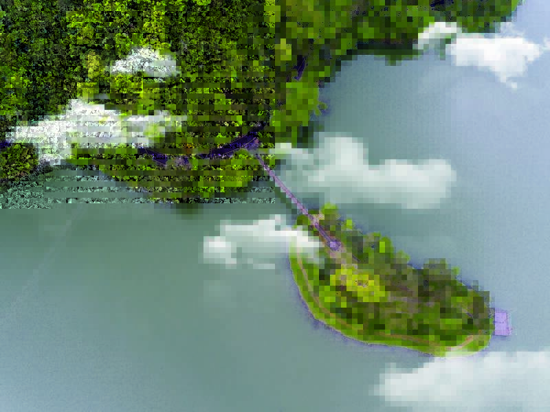 梅花湖三面環山，面積約二十公頃，繞湖畔而行，或騎自行車，都可欣賞無限靜謐美景。(圖片來源:冬山鄉觀光旅遊網)