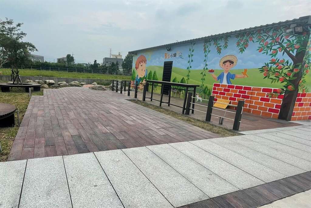 黃金小鎮遊客中心(玉順紅棗莊園)，融入公館紅棗、農村客庄元素進行彩繪。