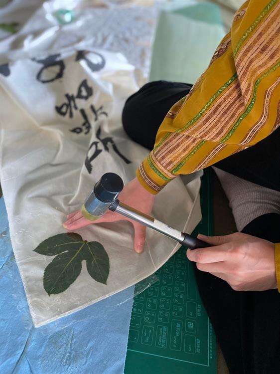 植物槌染，印出自然葉脈。