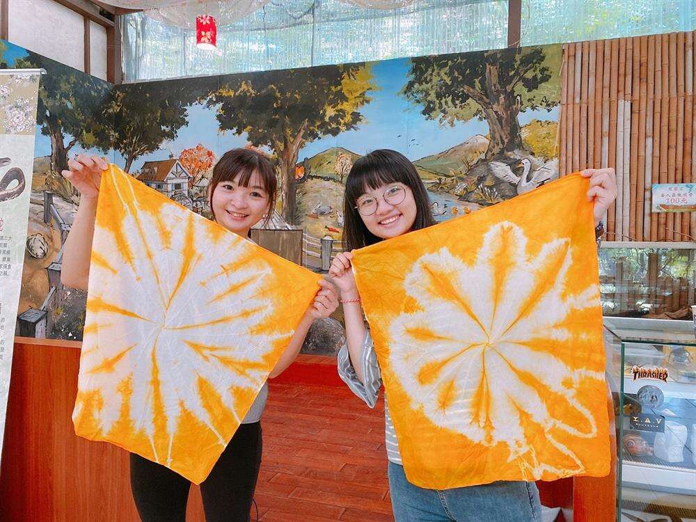各自創作出獨一無二的植物染布。