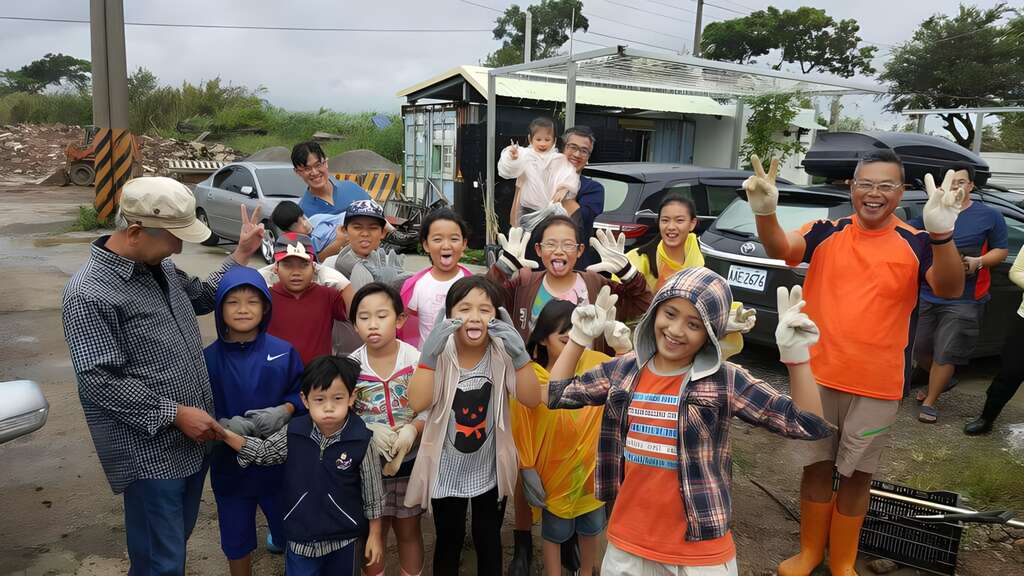 小小農夫們俏皮合影。