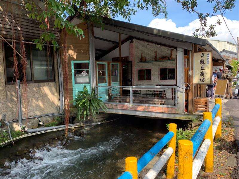 穿龍老屋豆腐坊的悠悠豆香與潺潺流水，療癒味蕾與聽覺