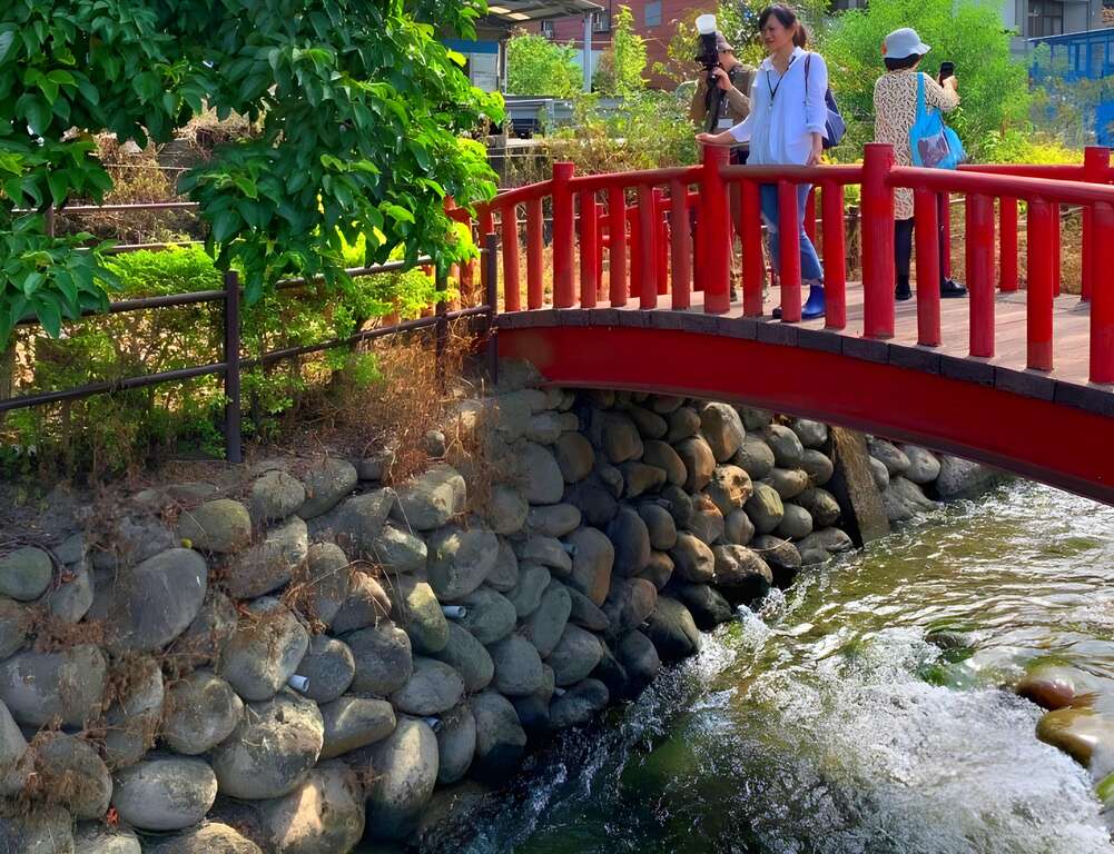 步行約20分鐘的穿龍圳步道散策，遊客在此或漫步或駐足觀賞