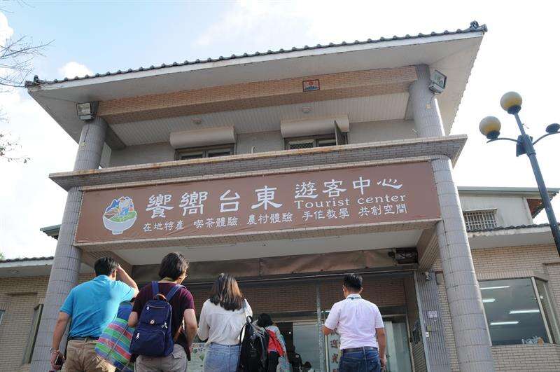 接著來到位於鹿野高台附近的饗嚮台東遊客中心，將我們剛採回的洛神葵進行簡易加工處理