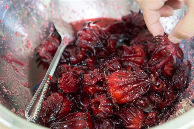 剛做好的新鮮洛神葵，還沒完全滲入砂糖，帶有著果皮的脆感，與放上三個月後的蜜餞，有著截然不同的風味