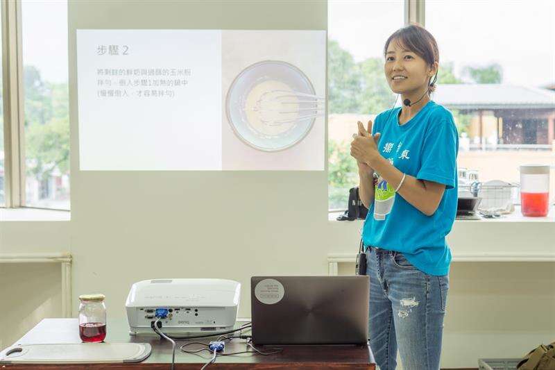 接下來由饗嚮台東來自於新加坡的夥伴，與我們介紹鮮奶酪的製作