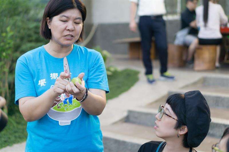 嘟嘟好民宿主人黃小姐，與我們說明如何切莎梨橄欖