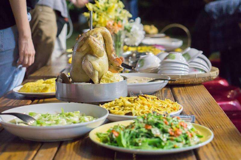 機能性食材散佈在不同的美食中，在民宿主人的巧手下垂涎欲滴外兼顧健康養生