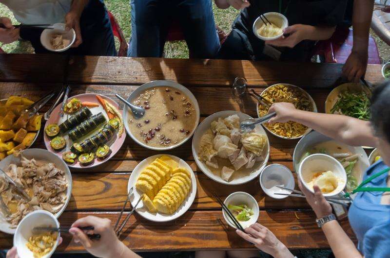 來不及讓攝影鏡頭「吃飯」，匆匆拍下尚未杯盤狼藉前的餐盤，一起加入美食戰局！