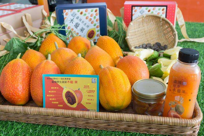 康樂鼓掌農場經營者郭明哲持續開發新產品，包含木虌果蜜餞與果汁，期望讓更多民眾認識「天堂來的果實」