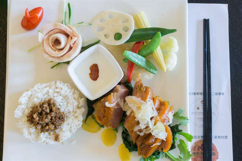 第二盤上菜，融入了七里坡紅藜養生料理招牌菜德國豬腳，使用低溫烹調法，先滷後蒸軟嫩的口感入口相當滑口