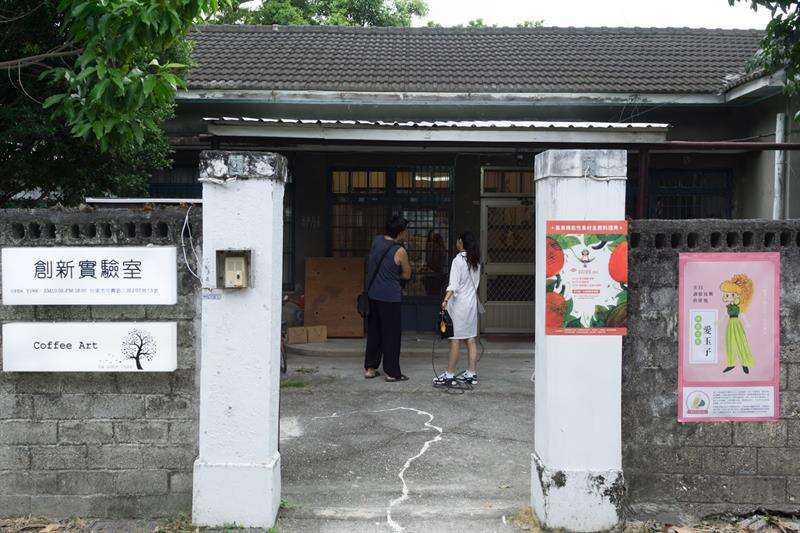 友信創新實驗室門口，位於臺東糖廠對面光明國小旁