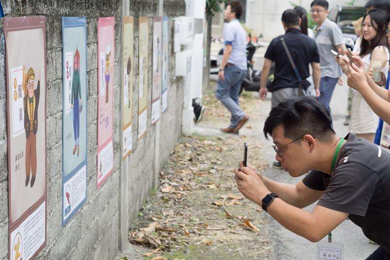 友信創新實驗室牆外，分別展示12款機能性食材角色，以擬人化的方式將食材轉化為民眾更容易想像的人物設定與生活型態