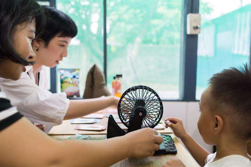 到了屋內，本次活動的關主「李仙姑」，在手搖樂透機前替各位解惑