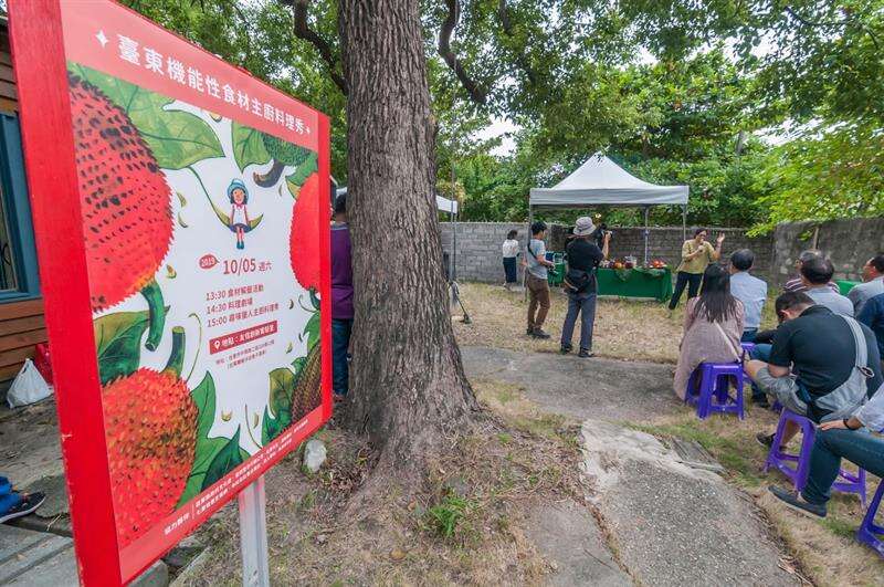 活動於友信創新實驗室後方草地，搭起舞台與小農品牌專區，提供民眾選購