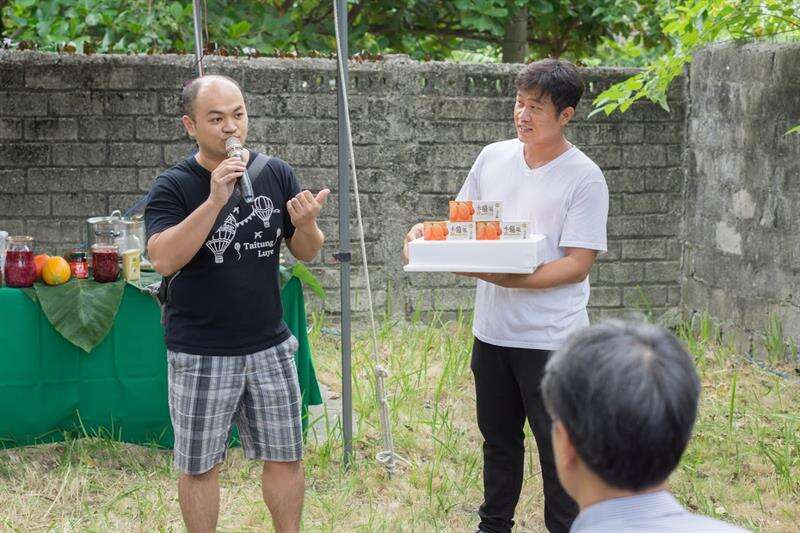 春一枝商行二代經營者李承澤，帶著與成功鎮農會研發的新產品木虌果冰棒，與大家免費分享