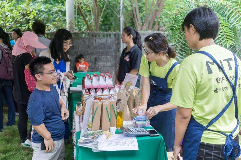 民眾於現場進行產品選購