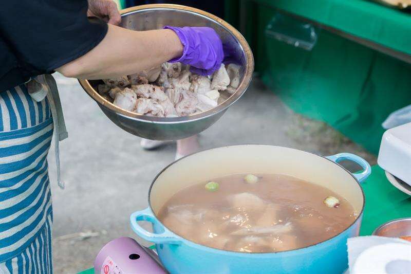 洛神籽剝皮辣椒雞湯，將川燙好的雞肉放入鍋中