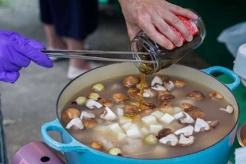 洛神籽剝皮辣椒雞湯，將剝皮辣椒與其他食材加入雞湯中一起熬煮40分鐘