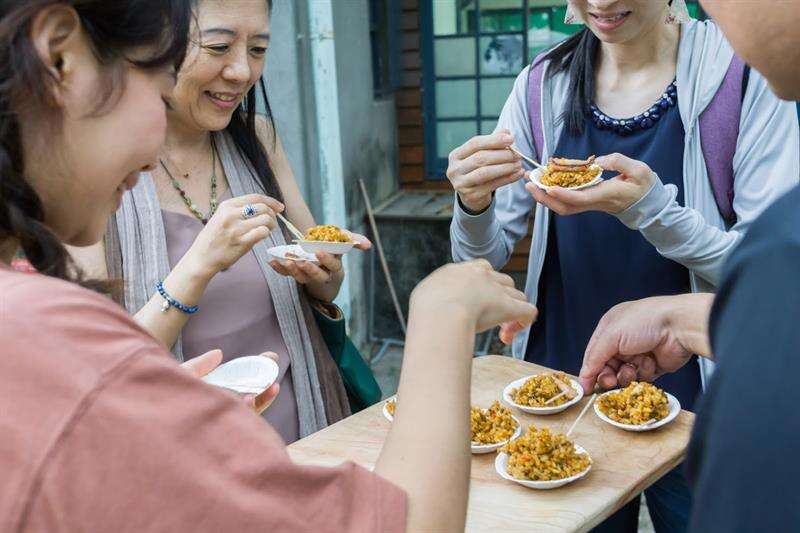 享用木鱉果刺蔥煙燻柴魚糙米燉飯