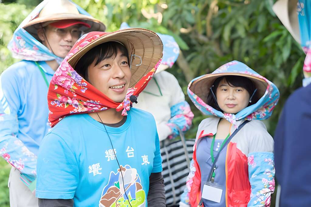 返鄉青年「阿三哥」張桓瑞，過去在北部機車行工作，回鄉後成立自產自銷以茶葉為主的農產品牌「阿山哥無毒小棧」，閒暇之餘不忘發揮專長修理機車