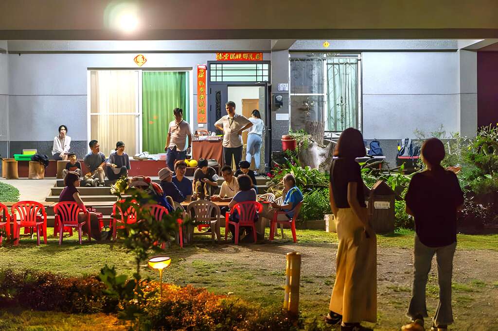 大家坐在長桌前，等待民宿主人最後對於料理佳餚的神來一筆。