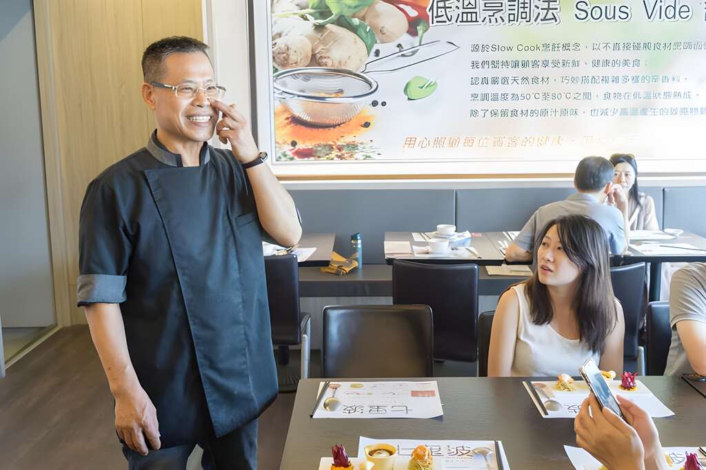 七里坡紅藜養生料理老闆黃焜林先生，親自與我們介紹每到菜色，透過味覺感、聽覺感、視覺感，讓我們享用了一場機能食材創意料理饗宴