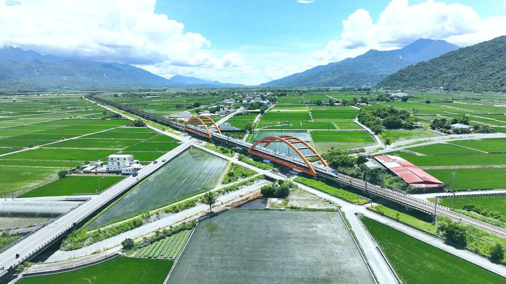 「客城一號橋」與「客城二號橋」為兩座色紅的鐵道拱橋